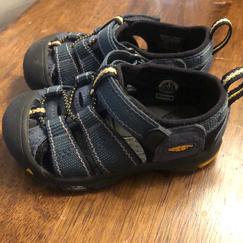 BOYS (toddler size 6) KEEN SHOES